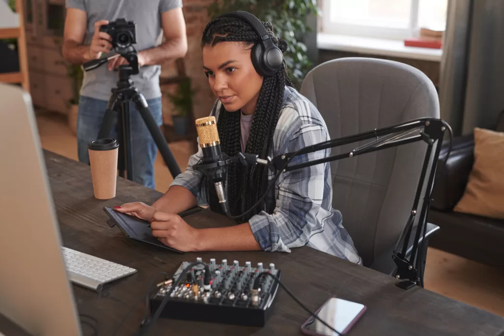 woman storytelling online